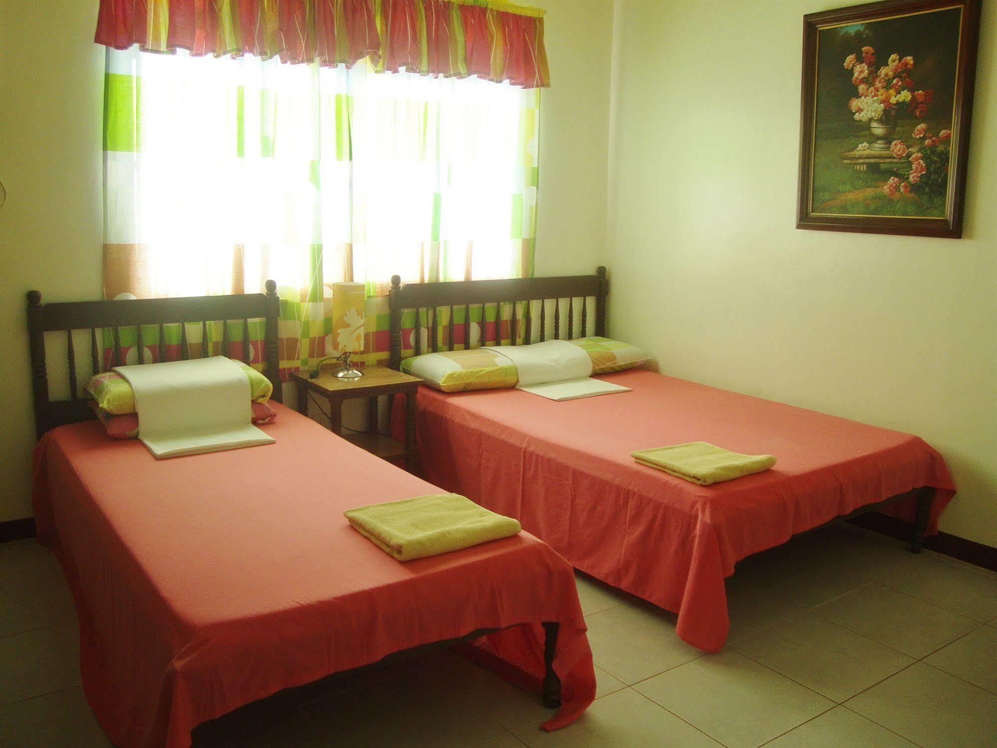 Lola Itang Pension House Tiniguiban 外观 照片