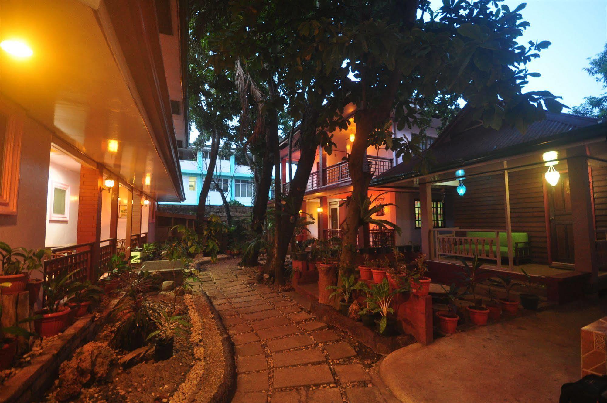 Lola Itang Pension House Tiniguiban 外观 照片